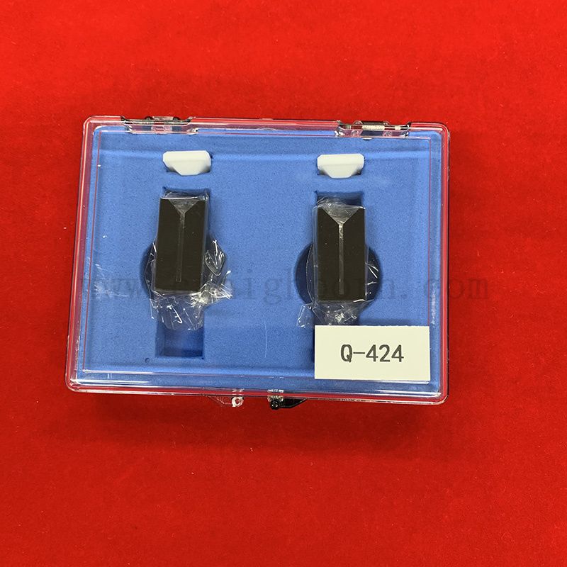 Wysoka precyzja Q424 Czarna ściana Wysoka czystość mikro kwarc kuweta 0,15 ml Flowthrough Cell z LID PTFE