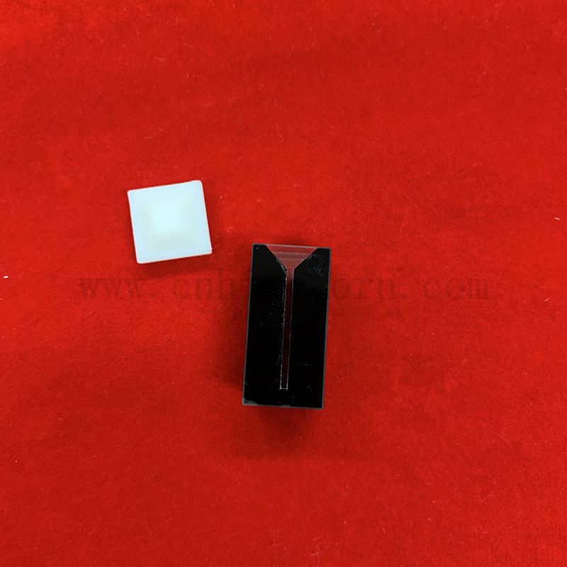 Wysoka precyzja Q424 Czarna ściana Wysoka czystość mikro kwarc kuweta 0,15 ml Flowthrough Cell z LID PTFE