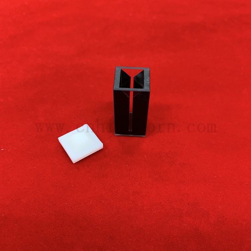 Wysoka precyzja Q424 Czarna ściana Wysoka czystość mikro kwarc kuweta 0,15 ml Flowthrough Cell z LID PTFE