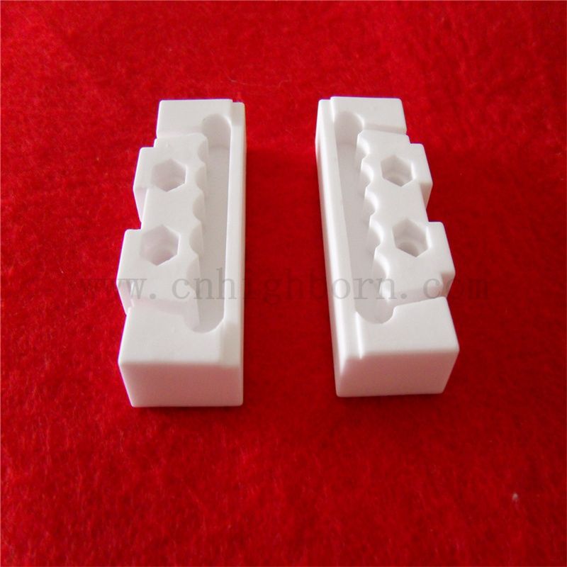 Dostosowane elektryczne izolacje 95%AL2O3 Alumina Ceramiczne części blokowe