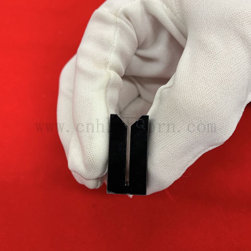 Wysoka precyzja Q424 Czarna ściana Wysoka czystość mikro kwarc kuweta 0,15 ml Flowthrough Cell z LID PTFE