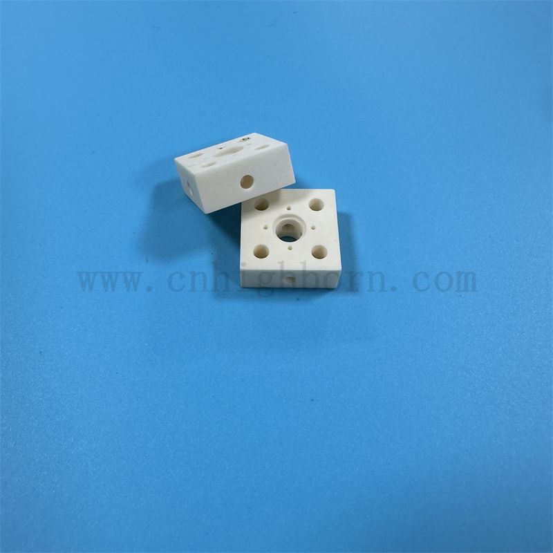 Izolator Alumina Nieregularny zużycie blokowe odporna na zużycie 99 Milk White Al2O3 Ceramic Part