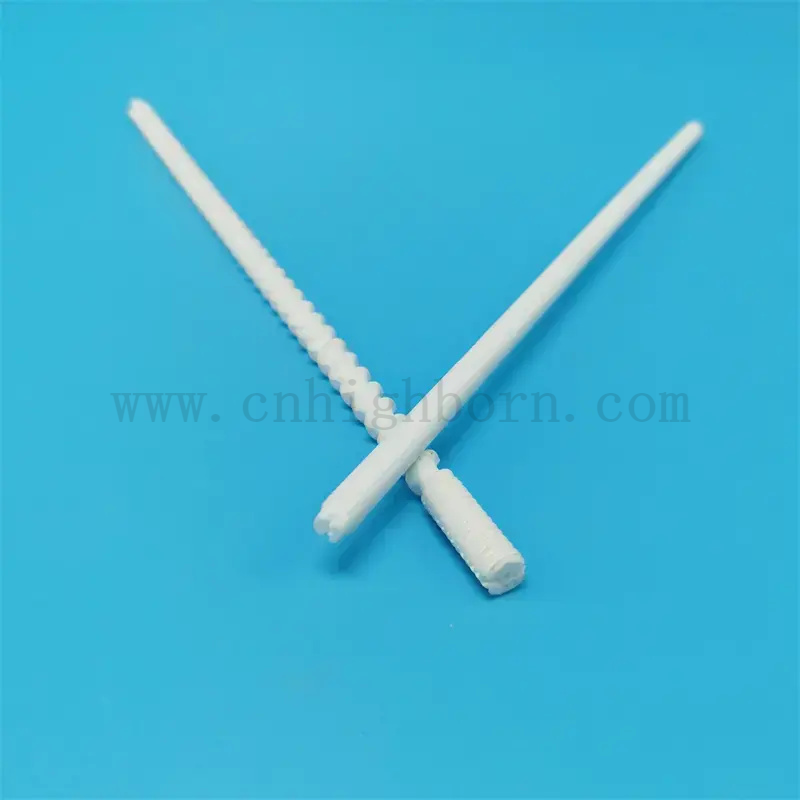 Kordytowy pręt ceramiczny.