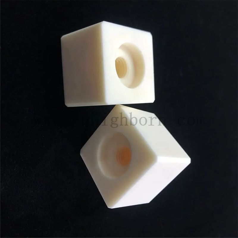 Dostosowany 99% Alumina Al2O3 Ceramic Block Part z śrubą