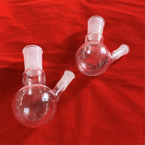 Przezroczysta szklana kolba laboratoryjna z zaokrąglonym dnem i dwiema szyjami