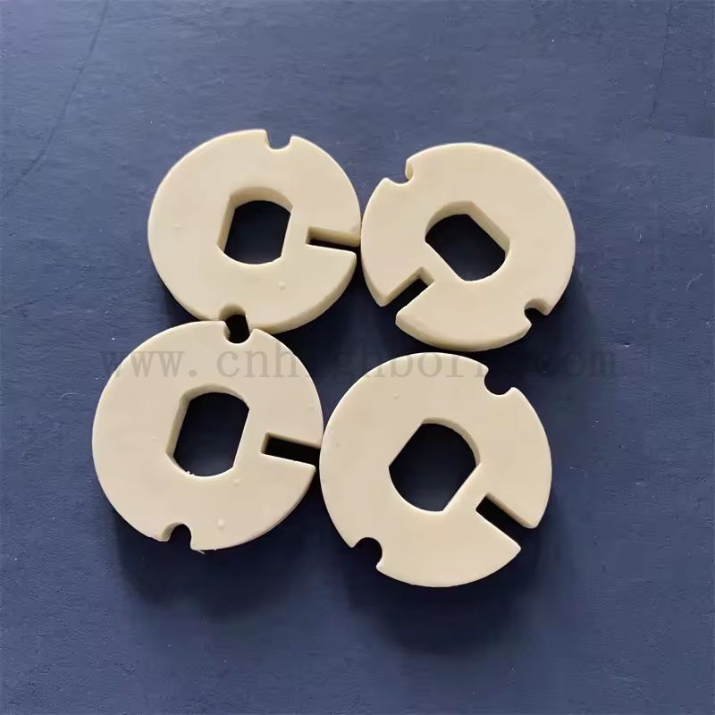 Dostosowany Corundum Mullite Nieregularny izolator ogniotrwałej płyty ceramicznej