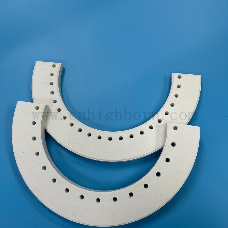 Ogniotrwały korundowy mulitowy ceramiczny izolator panelowy Ceramiczna nieregularna część do pieca