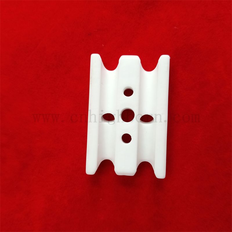 Ogólne zużycie 95% AL2O3 Alumina Izolator Ceramiczny Częściowy ceramiczny kawałek z otworem