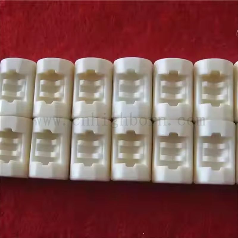 Dostosowane precyzyjne części glinu ceramiczne z rowkowymi elementami strukturalnymi Al2O3