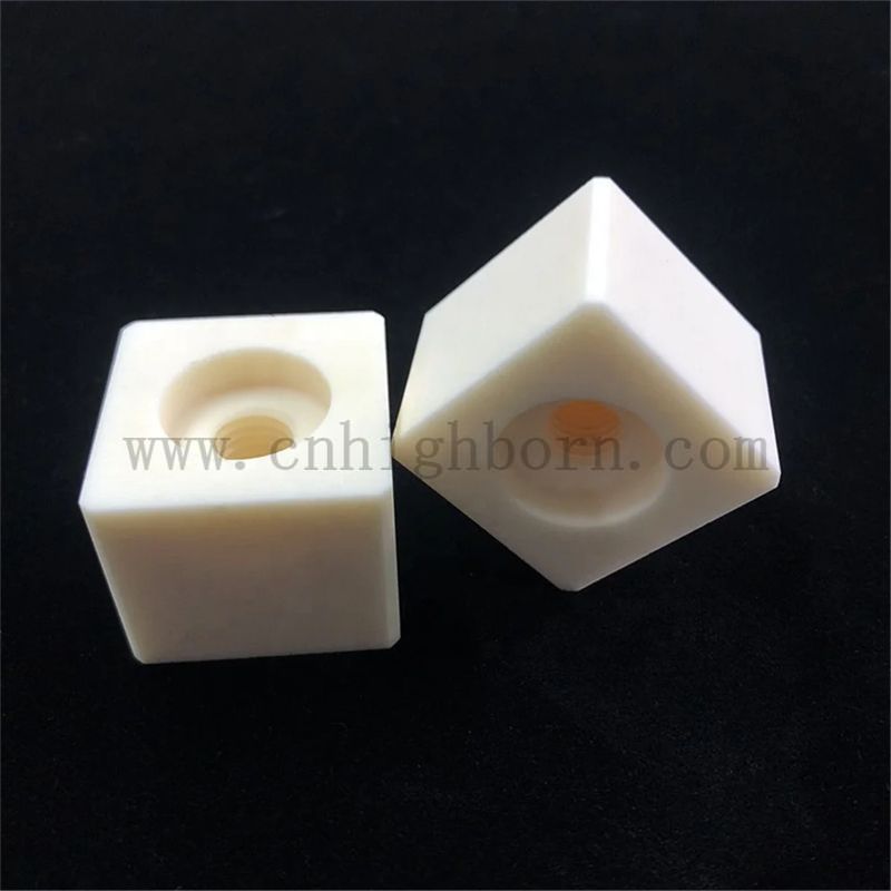 Dostosowany 99% Alumina Al2O3 Ceramic Block Part z śrubą