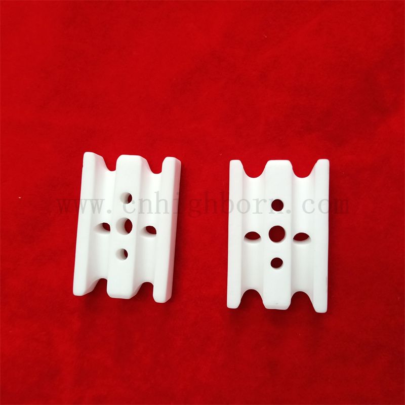 Ogólne zużycie 95% AL2O3 Alumina Izolator Ceramiczny Częściowy ceramiczny kawałek z otworem