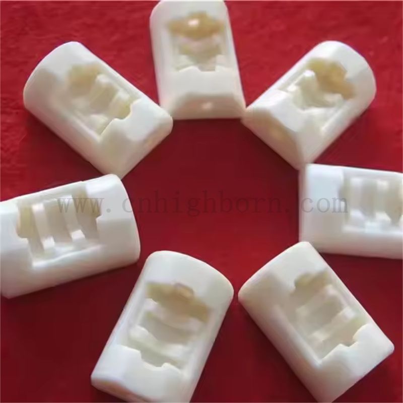 Dostosowane precyzyjne części glinu ceramiczne z rowkowymi elementami strukturalnymi Al2O3