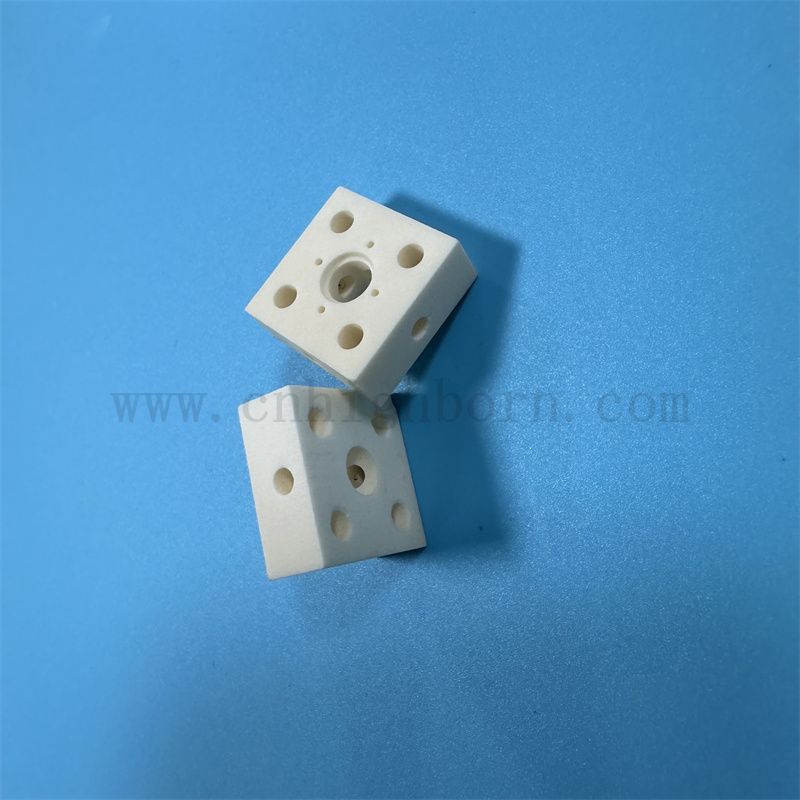 Izolator Alumina Nieregularny zużycie blokowe odporna na zużycie 99 Milk White Al2O3 Ceramic Part