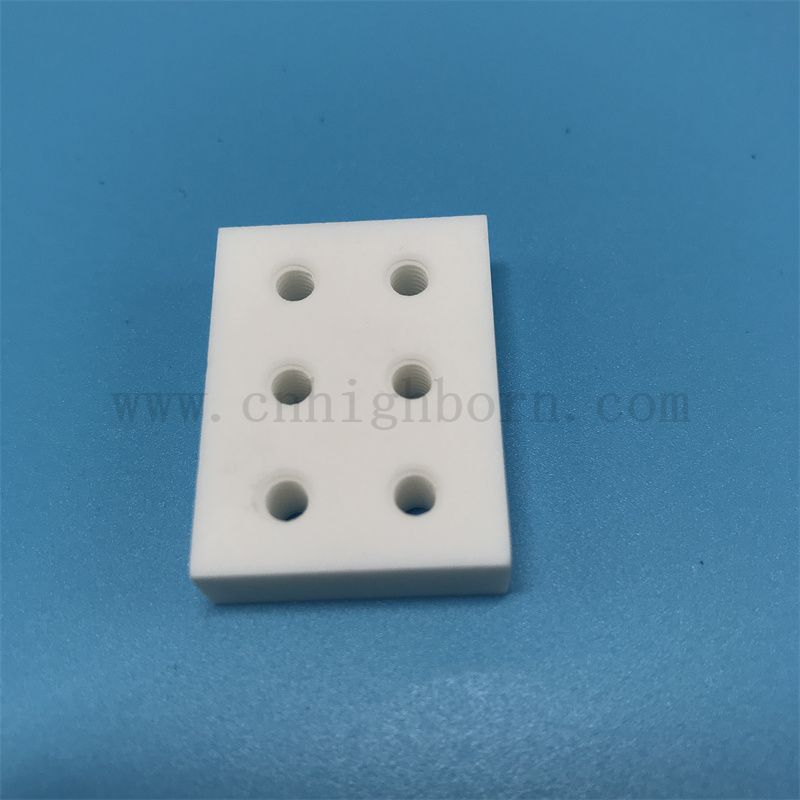 Szklana tablica ceramiczna o niskiej gęstości Brak porowatości płyty Macor z otworem