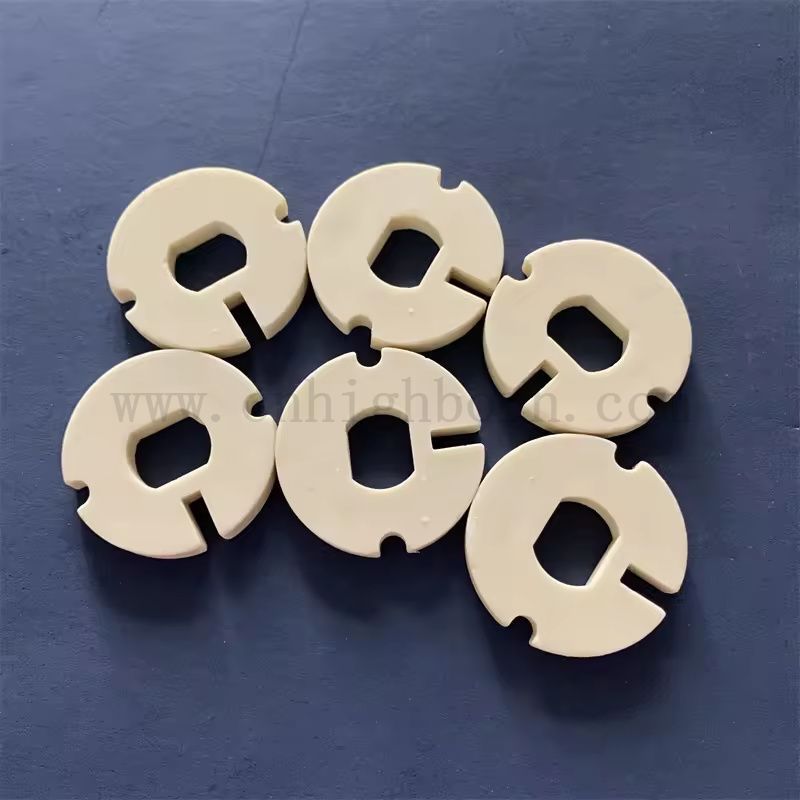 Dostosowany Corundum Mullite Nieregularny izolator ogniotrwałej płyty ceramicznej