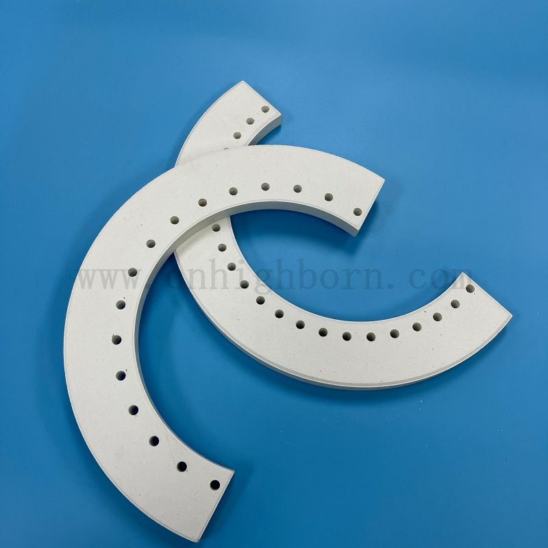 Ogniotrwały korundowy mulitowy ceramiczny izolator panelowy Ceramiczna nieregularna część do pieca