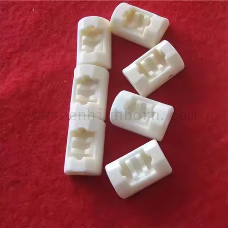 Dostosowane precyzyjne części glinu ceramiczne z rowkowymi elementami strukturalnymi Al2O3