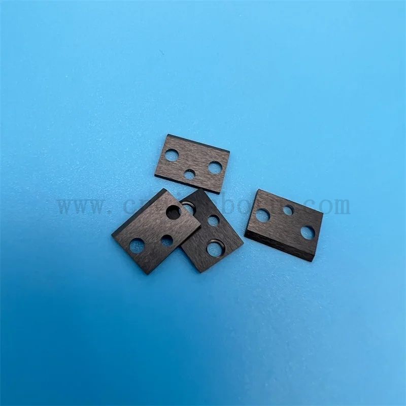 Fabryczne zaopatrzenie w czarny cyrkonż