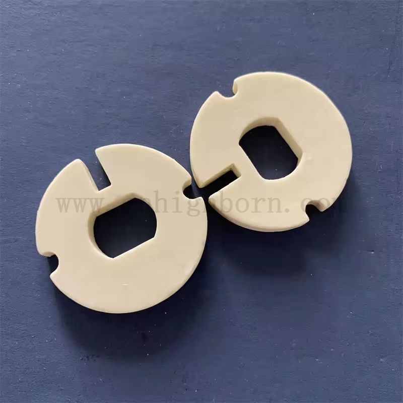 Dostosowany Corundum Mullite Nieregularny izolator ogniotrwałej płyty ceramicznej