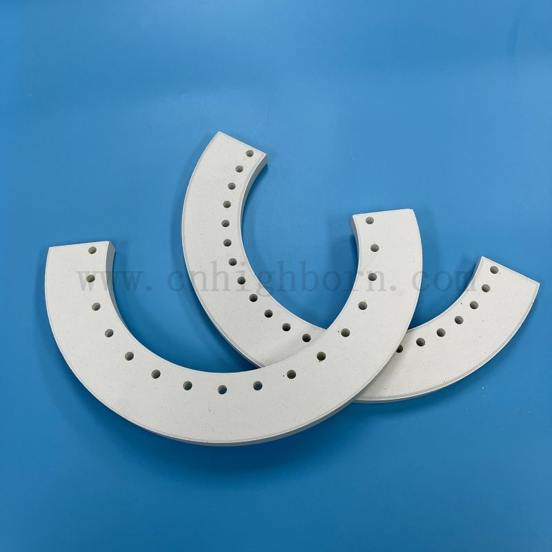 Ogniotrwały korundowy mulitowy ceramiczny izolator panelowy Ceramiczna nieregularna część do pieca