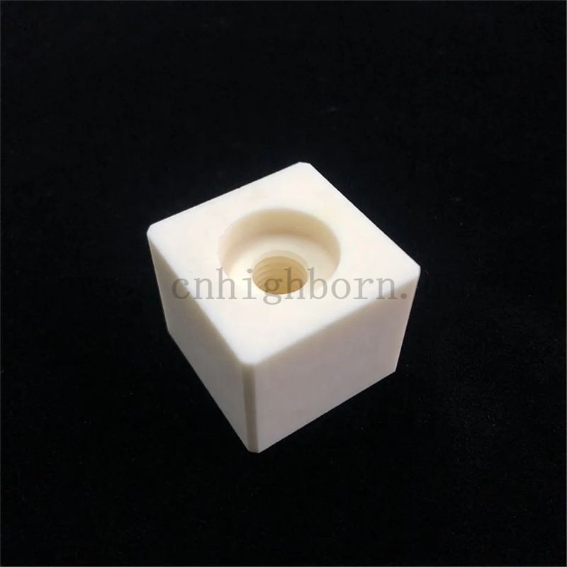 Dostosowany 99% Alumina Al2O3 Ceramic Block Part z śrubą