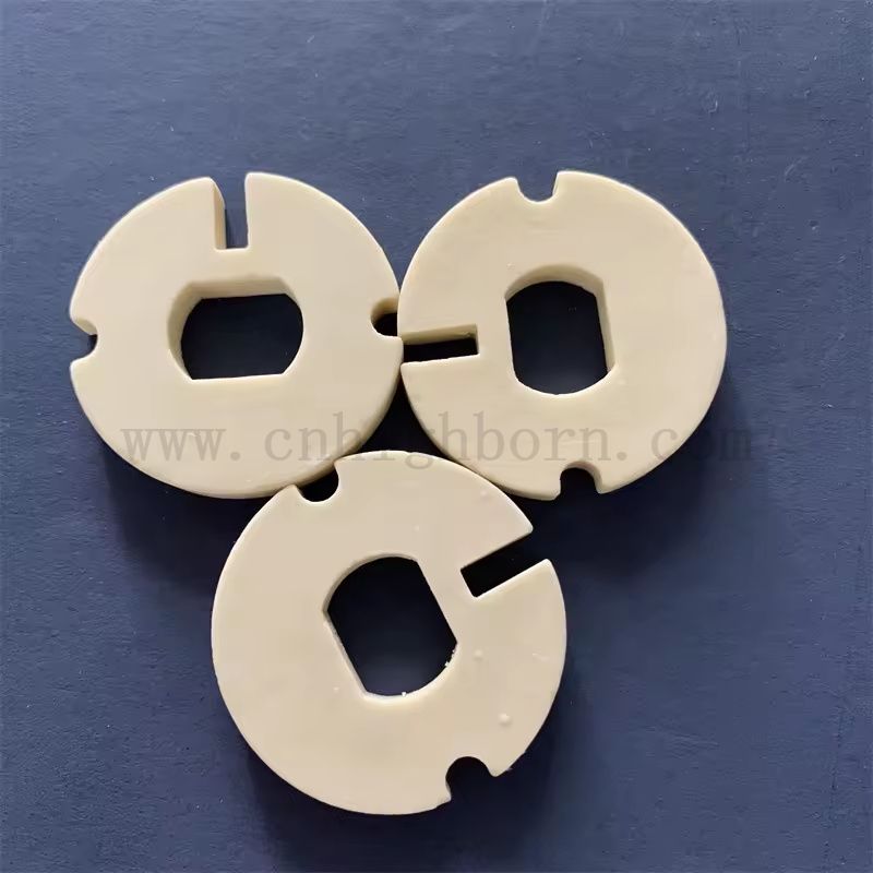 Dostosowany Corundum Mullite Nieregularny izolator ogniotrwałej płyty ceramicznej