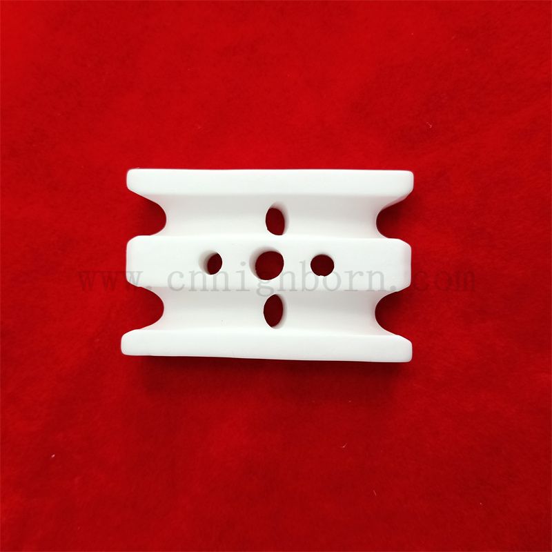 Ogólne zużycie 95% AL2O3 Alumina Izolator Ceramiczny Częściowy ceramiczny kawałek z otworem