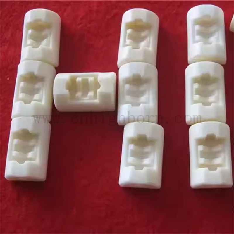 Dostosowane precyzyjne części glinu ceramiczne z rowkowymi elementami strukturalnymi Al2O3