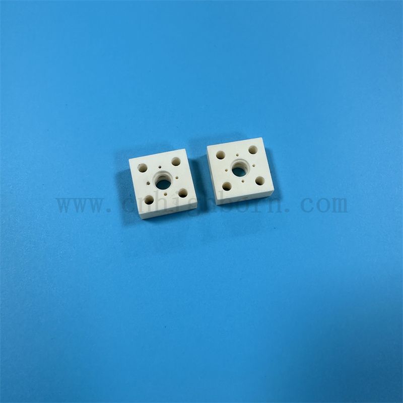 Izolator Alumina Nieregularny zużycie blokowe odporna na zużycie 99 Milk White Al2O3 Ceramic Part