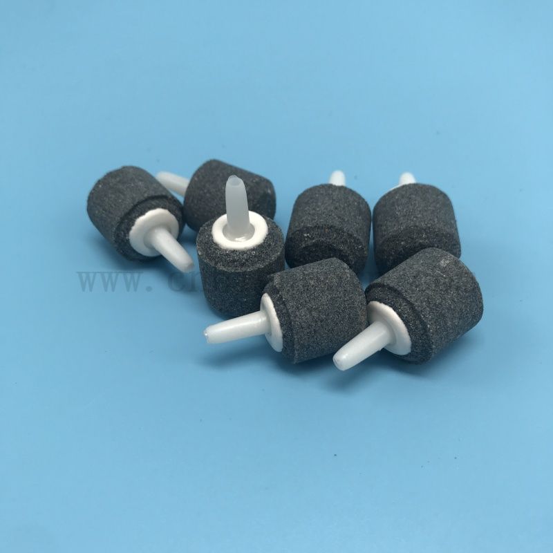 W jaki sposób porowata ceramika jest wykorzystywana w systemach filtracyjnych?