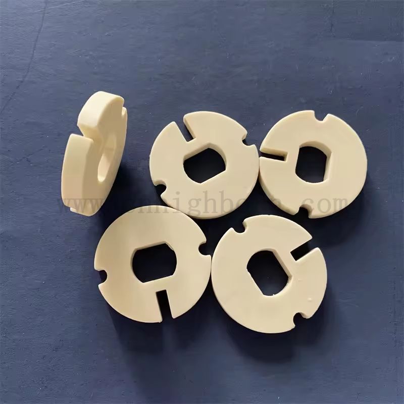 Dostosowany Corundum Mullite Nieregularny izolator ogniotrwałej płyty ceramicznej