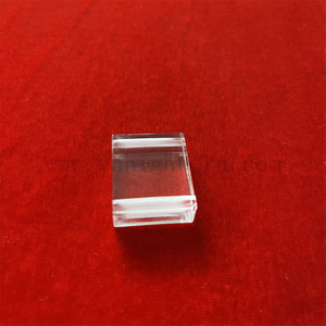 Kwadratowa, przezroczysta, polerowana tafla szkła kwarcowego o wysokiej przepuszczalności, z wierceniem laserowym