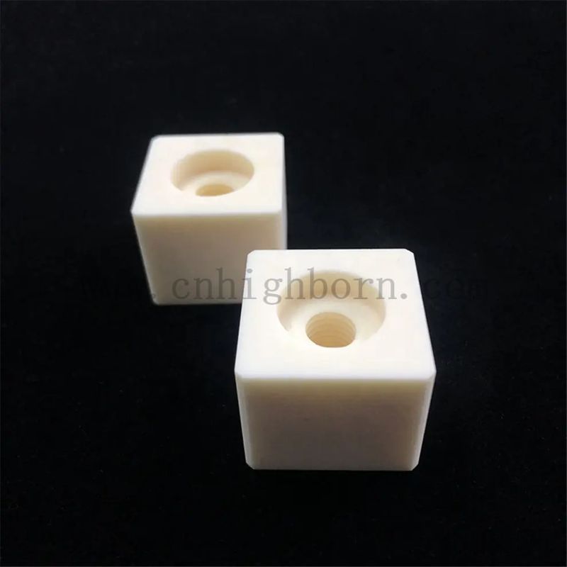 Dostosowany 99% Alumina Al2O3 Ceramic Block Part z śrubą