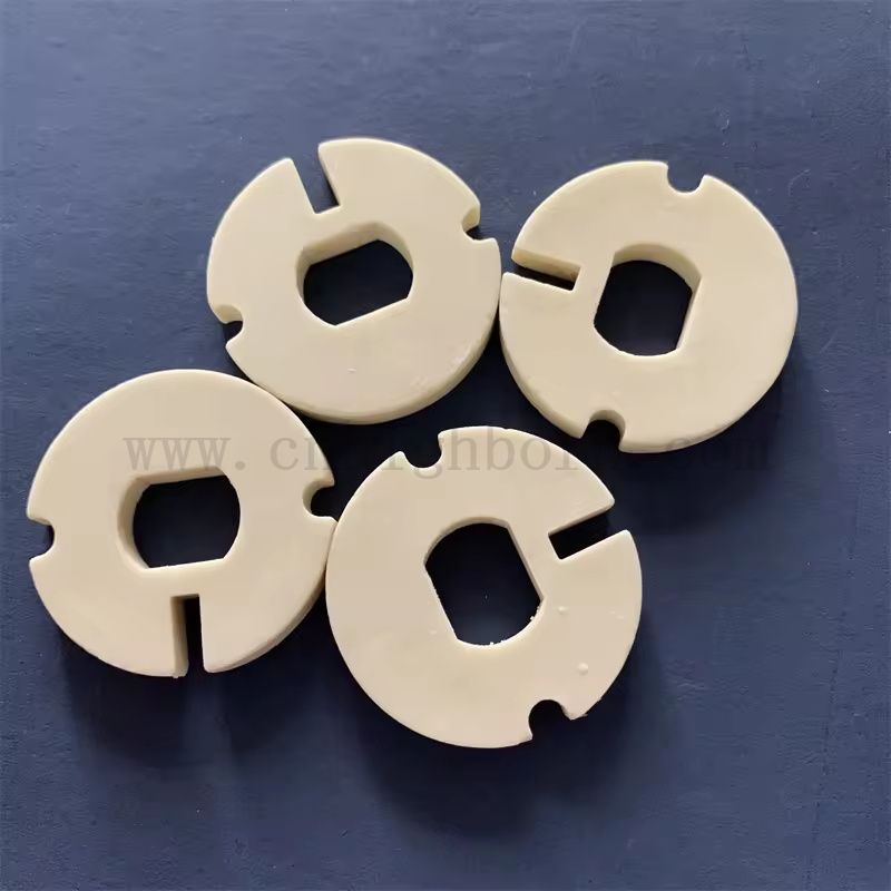 Dostosowany Corundum Mullite Nieregularny izolator ogniotrwałej płyty ceramicznej