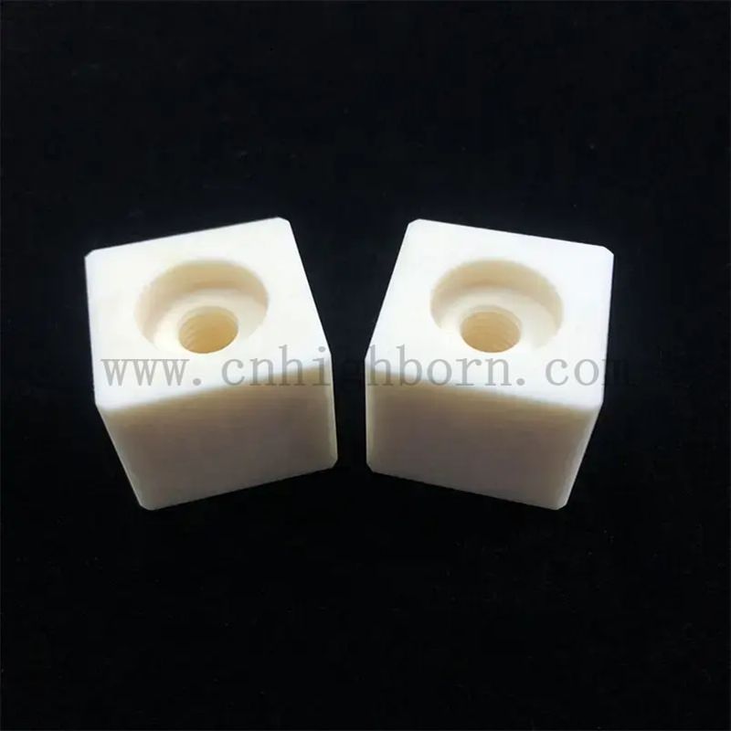 Dostosowany 99% Alumina Al2O3 Ceramic Block Part z śrubą