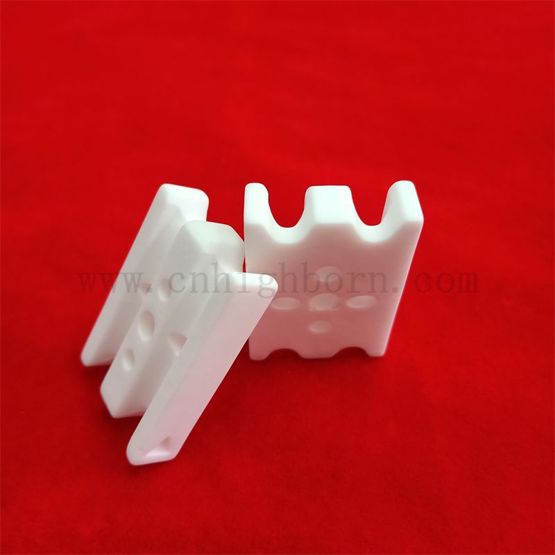 Ogólne zużycie 95% AL2O3 Alumina Izolator Ceramiczny Częściowy ceramiczny kawałek z otworem