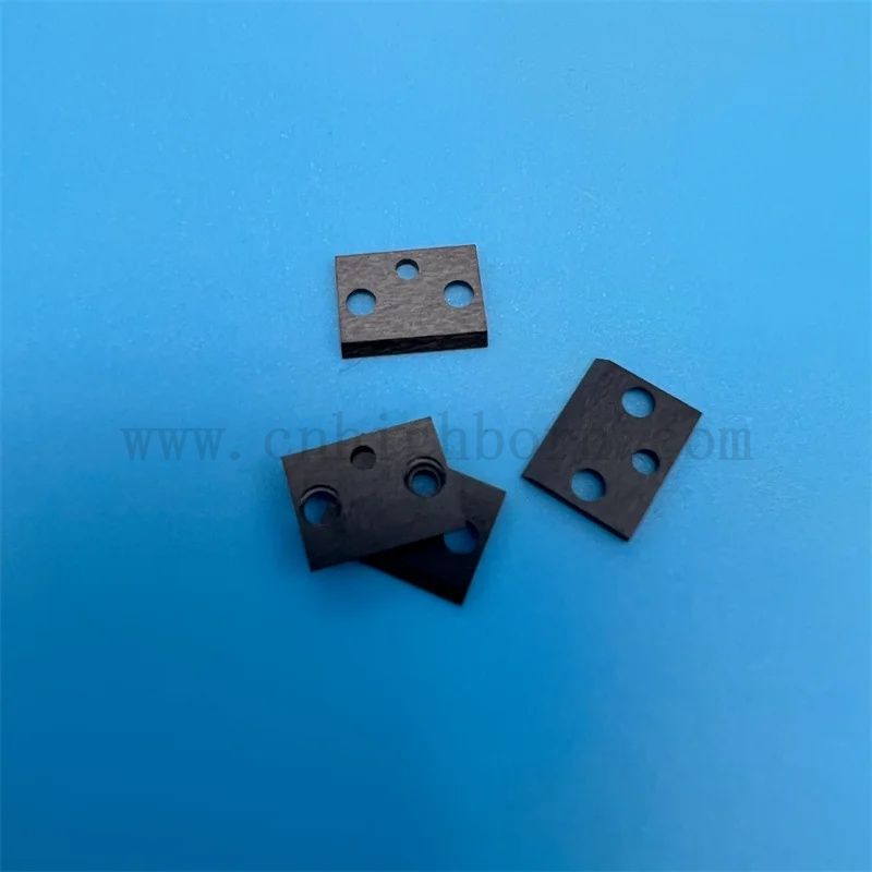 Fabryczne zaopatrzenie w czarny cyrkonż