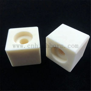 Dostosowany 99% Alumina Al2O3 Ceramic Block Part z śrubą