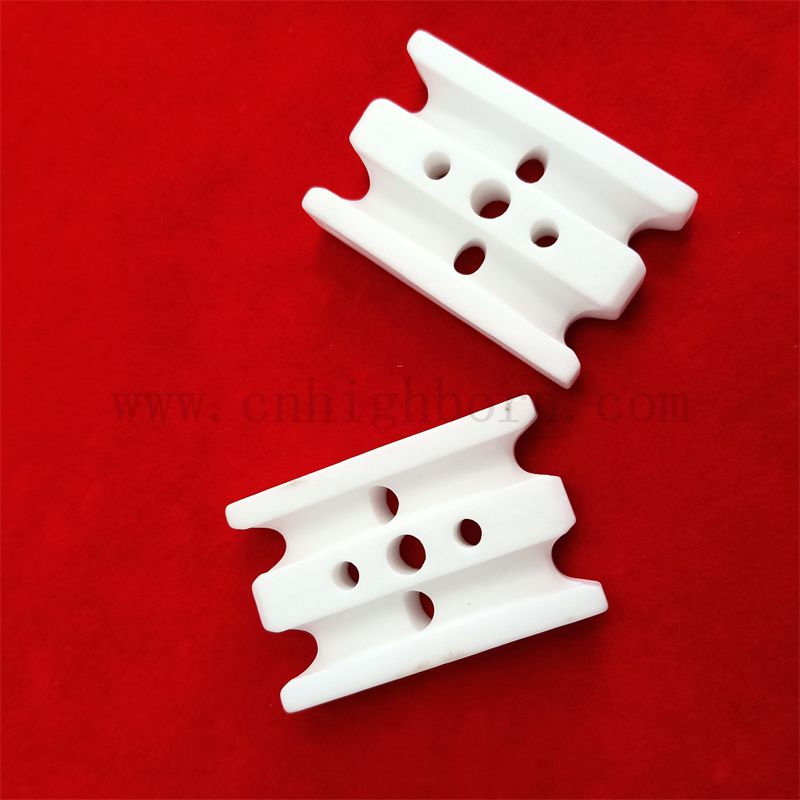 Ogólne zużycie 95% AL2O3 Alumina Izolator Ceramiczny Częściowy ceramiczny kawałek z otworem