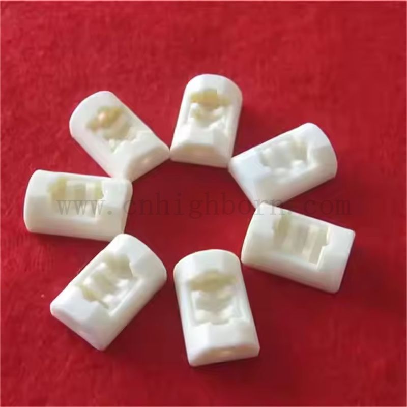 Dostosowane precyzyjne części glinu ceramiczne z rowkowymi elementami strukturalnymi Al2O3