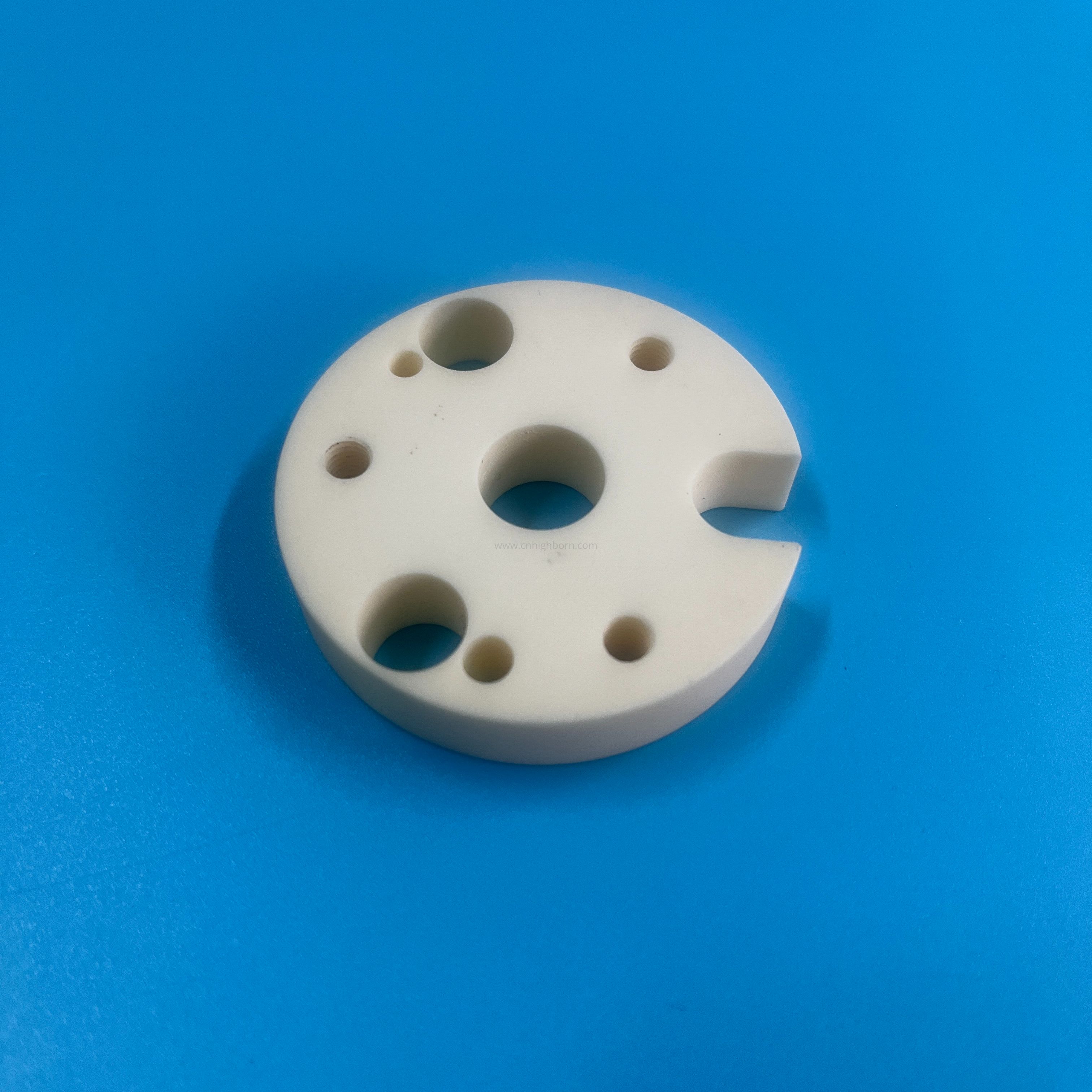 Dysk ceramiczny wykonany w 99% z tlenku glinu. Podkładka z tlenku glinu