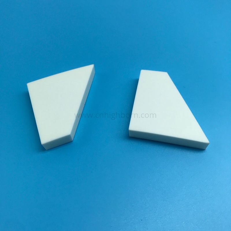 Ceramiczny arkusz trapezowy wykonany w 95% z tlenku glinu Al2O3. Wkładka ceramiczna Al2O3