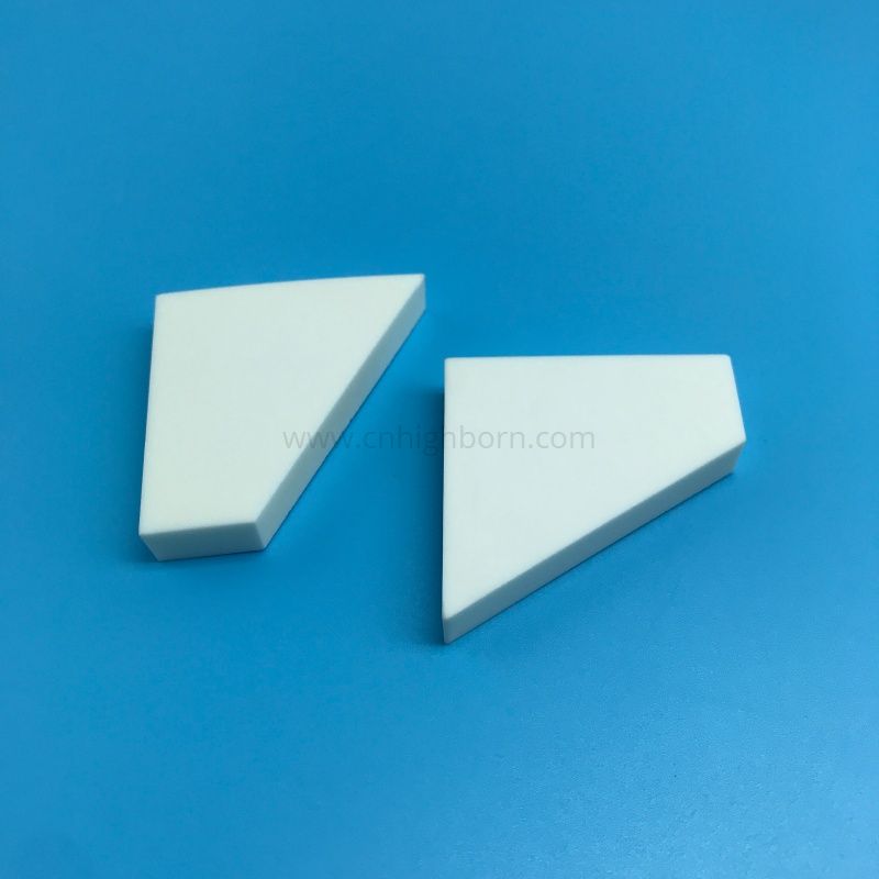 Ceramiczny arkusz trapezowy wykonany w 95% z tlenku glinu Al2O3. Wkładka ceramiczna Al2O3