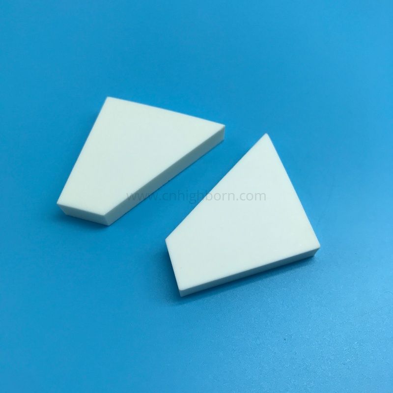 Ceramiczny arkusz trapezowy wykonany w 95% z tlenku glinu Al2O3. Wkładka ceramiczna Al2O3