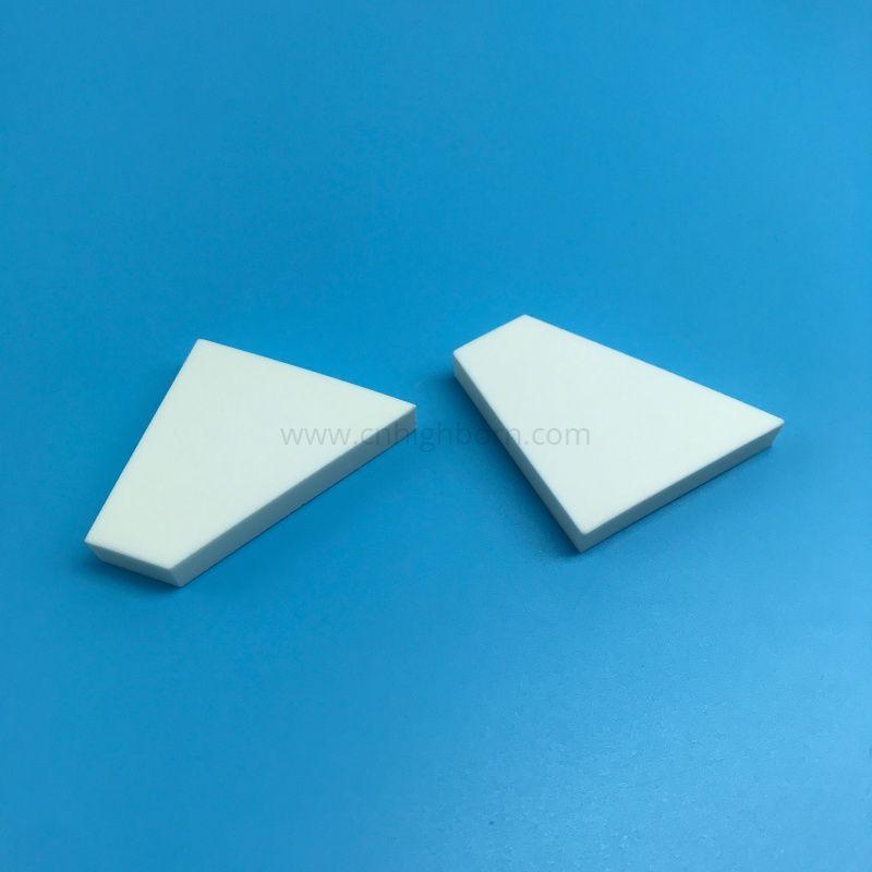 Ceramiczny arkusz trapezowy wykonany w 95% z tlenku glinu Al2O3. Wkładka ceramiczna Al2O3