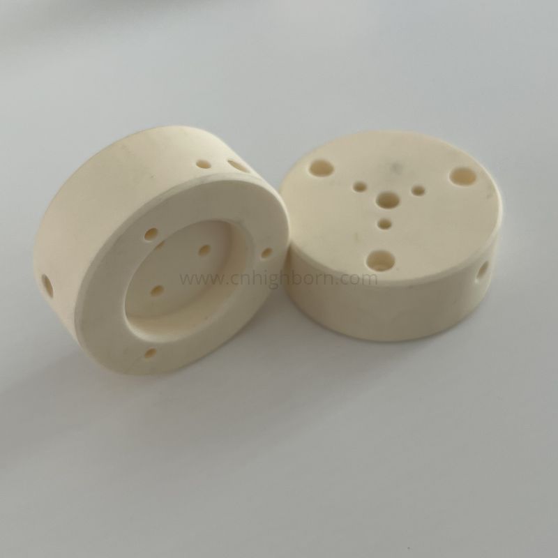 Precyzyjnie obrobiony dysk ceramiczny z 95% tlenku glinu z otworami