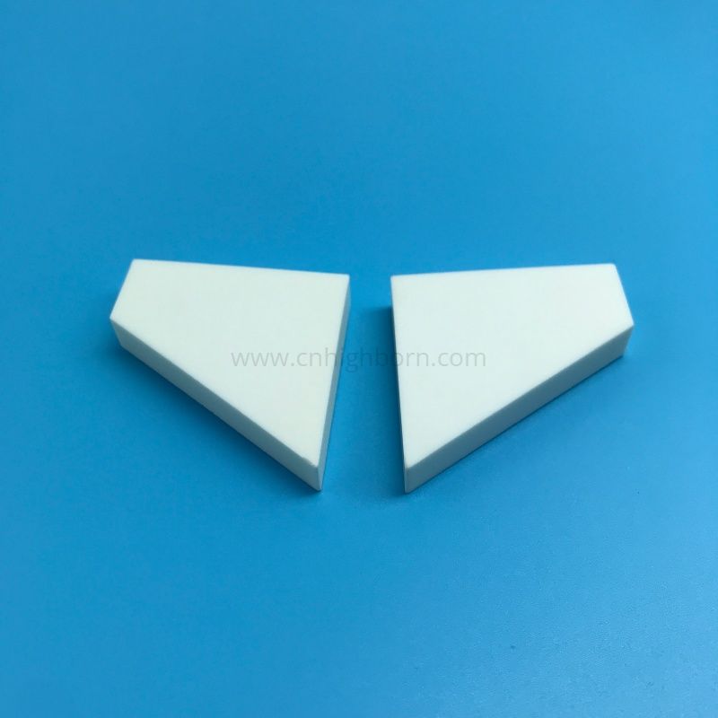 Ceramiczny arkusz trapezowy wykonany w 95% z tlenku glinu Al2O3. Wkładka ceramiczna Al2O3