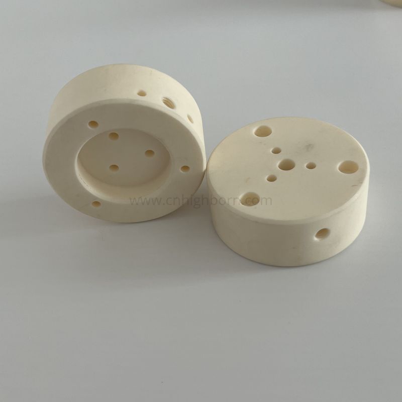Precyzyjnie obrobiony dysk ceramiczny z 95% tlenku glinu z otworami