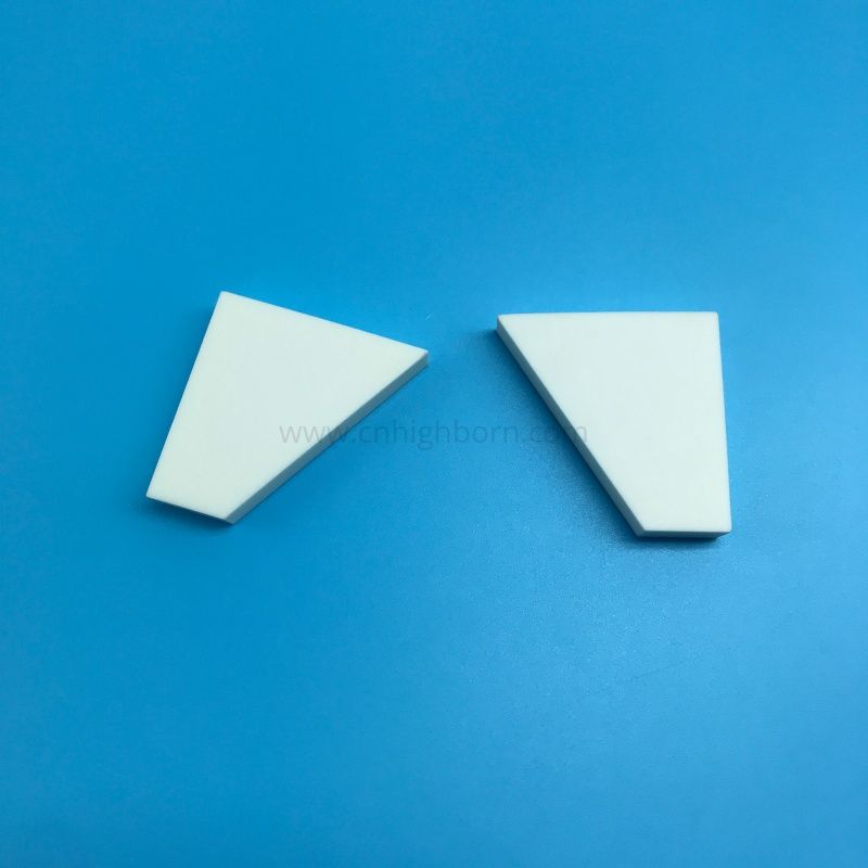 Ceramiczny arkusz trapezowy wykonany w 95% z tlenku glinu Al2O3. Wkładka ceramiczna Al2O3